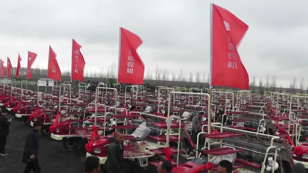 壯觀！沃得驍龍蓄勢待發，精準施肥，集體提機成用戶“新寵”！